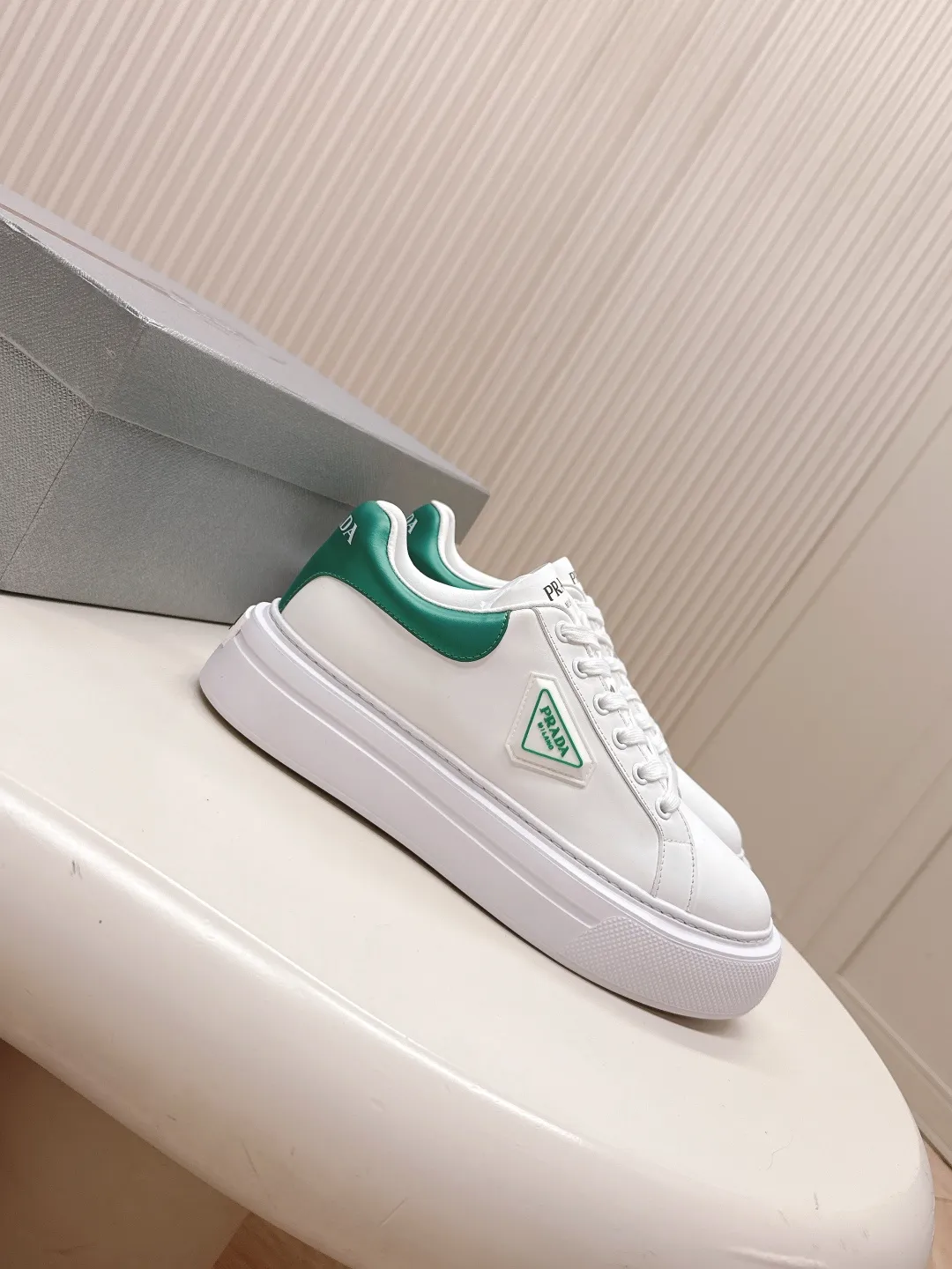 👟👟Ex-factory price 600👟👟 Prada 25ss new casual white shoes, couple style 👫 P fashion white shoes, re-released, high-quality shipments, elegant and generous, comfortable on the feet, super classic, super light and comfortable on the feet Fabric: silky cowhide Lining: water-dyed sheepskin lining + genuine leather foot sole: EVA outsole Code number: 35-45 (40 for women, 45 for men, customized)